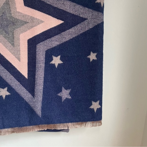 Star Patterned Scarf
Purple And Blue
Reversible - Picture 3 of 4